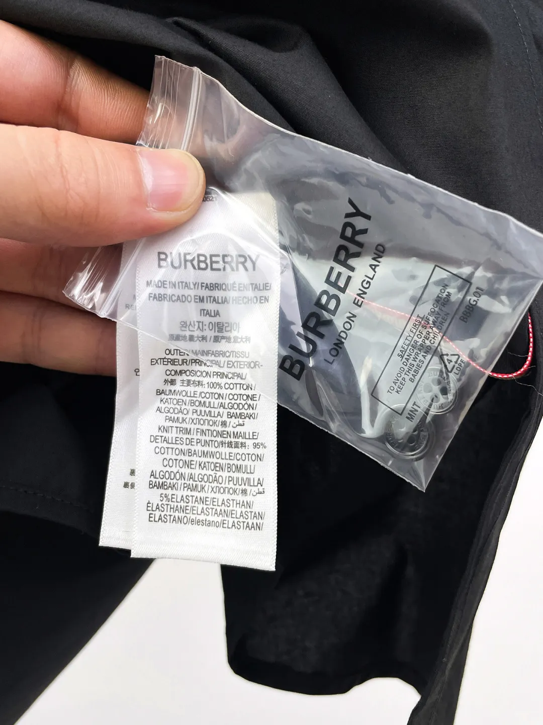 Burberry New Arrival shirt, complete with three labels, original fabric, original customized accessories, official Same Style, made of pure cotton fabric, customized, same vat dyed fabric, very comfortable and smooth to the touch, very wide and stylish, produced by a first-line brand factory, woven with imported yarn, long-wearing without deformation, the most New Arrival style in spring and summer, fashionable and individual, super Versatile and good-looking, very suitable for both men and women, a must-have size Size: S-XXL